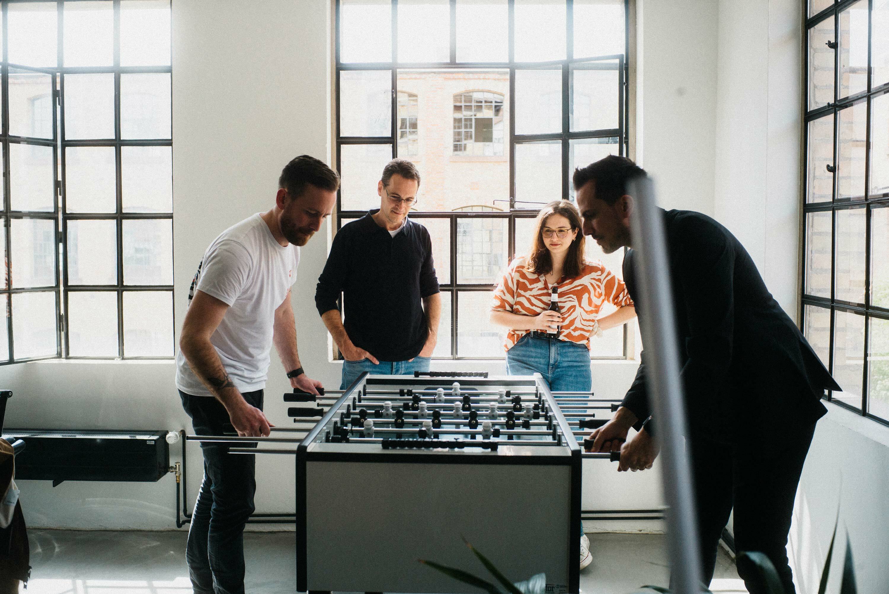 echd Team beim Kickerspielen in der Heynefabrik